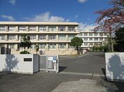 小学校「富士市立丘小学校まで842m」