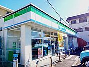 コンビニ「ファミリーマート富士日乃出町店まで851m」