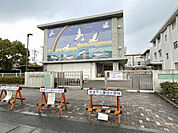 小学校「焼津市立豊田小学校まで1080m」