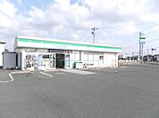 コンビニ「ファミリーマートまで690m」