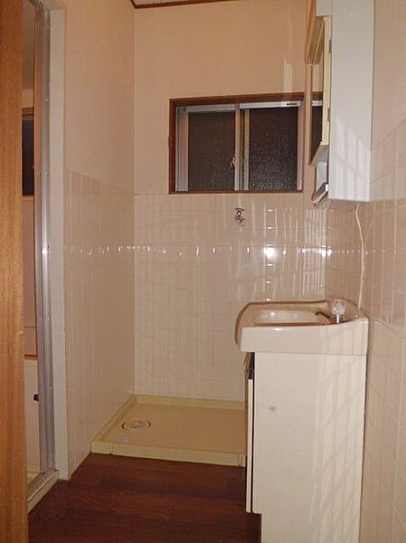 画像9:ゆったりとした窓のある洗面所。