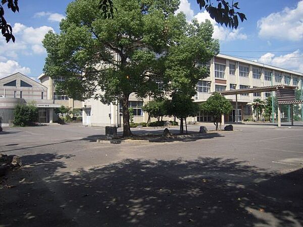 画像21:中学校「市立加納中学校まで1600m」