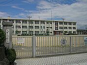 小学校「岐阜市立且格小学校まで1364m」