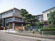 小学校「岐阜市立鶉小学校まで962m」