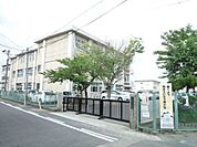 小学校「岐阜市立三里小学校まで954m」