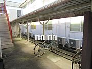 屋根付きの駐輪場あります