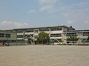 小学校「市立長良西小学校まで370m」