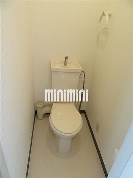 画像8:シンプルな洋式トイレ