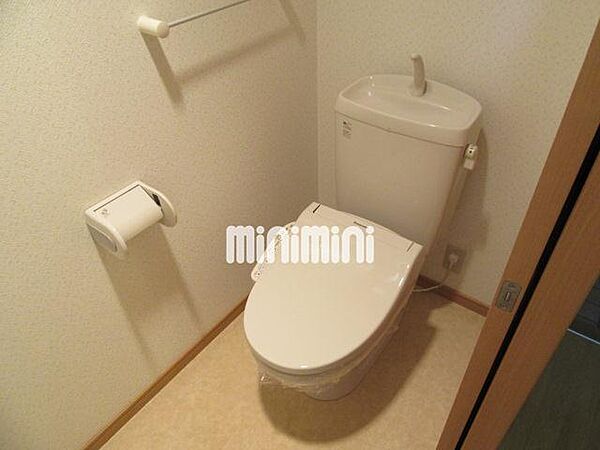 画像12:温水洗浄便座付きのトイレです。