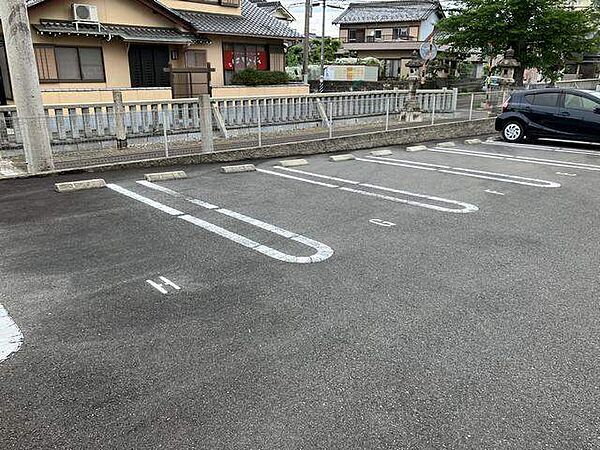 画像16:駐車場