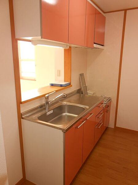画像5:オレンジ色のキッチンはお洒落ですね。