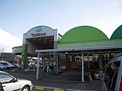 スーパー「トミダヤ島店まで296m」