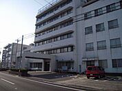病院「平野総合病院まで580m」