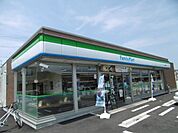 コンビニ「ファミリーマートまで330m」