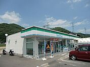 コンビニ「ファミリーマートまで570m」