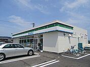 コンビニ「ファミリーマートまで890m」