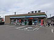 コンビニ「ファミリーマートまで660m」