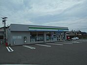 コンビニ「ファミリーマートまで880m」