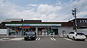 コンビニ「ファミリーマートまで820m」