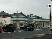 コンビニ「ファミリーマートまで240m」