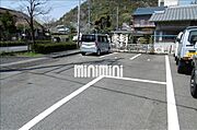 敷地内の駐車場です