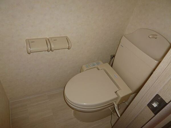 画像10:温水洗浄便座つきのトイレです。