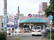 スーパー「カネスエまで930m」