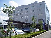 病院「朝日大学病院まで1165m」