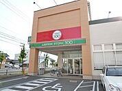 コンビニ「ローソンストア100まで440m」
