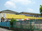 幼稚園、保育園「華陽保育園まで900m」