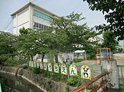 幼稚園、保育園「東幼稚園まで580m」