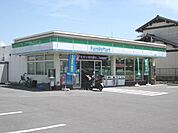 コンビニ「ファミリーマートまで500m」