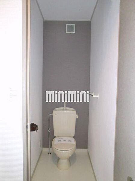 画像12:トイレにお洒落なアクセントクロス。