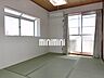 リビング/ダイニング：エアコン完備の快適なお部屋。