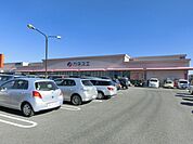 スーパー「カネスエまで900m」