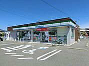 コンビニ「ファミリーマートまで1100m」