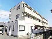 閑静な住宅街に立つシックな外観。