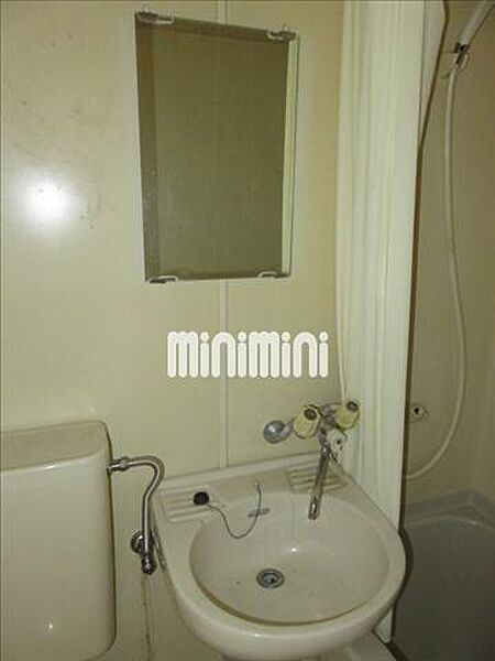 画像6:鏡付きの洗面台です