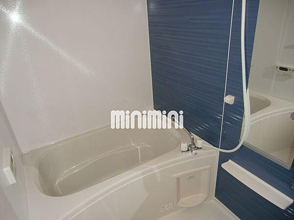 画像5:鏡付きのお風呂