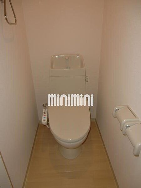 画像7:トイレです。温水洗浄便座付き。