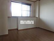 北側の洋間です