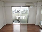 エアコン完備の洋間です。