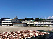 小学校「可児市立春里小学校まで1368m」