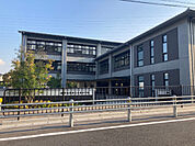 小学校「多治見市立小泉小学校まで1696m」