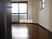 キッチン側から洋間の眺めです。