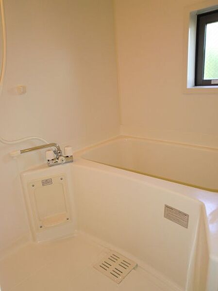 画像6:バスルームにも窓があります。