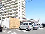 コンビニ「セブンイレブンまで120m」