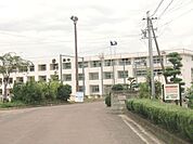中学校「市立西中学校まで900m」