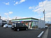コンビニ「ファミリーマートまで700m」