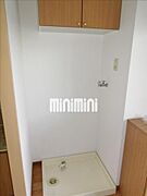 収納棚も付いた室内洗濯機置き場